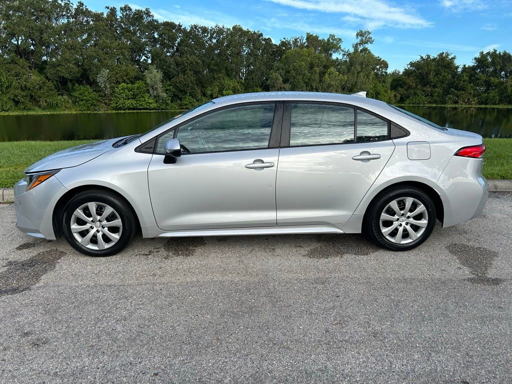 2022 Toyota Corolla LE photo 2
