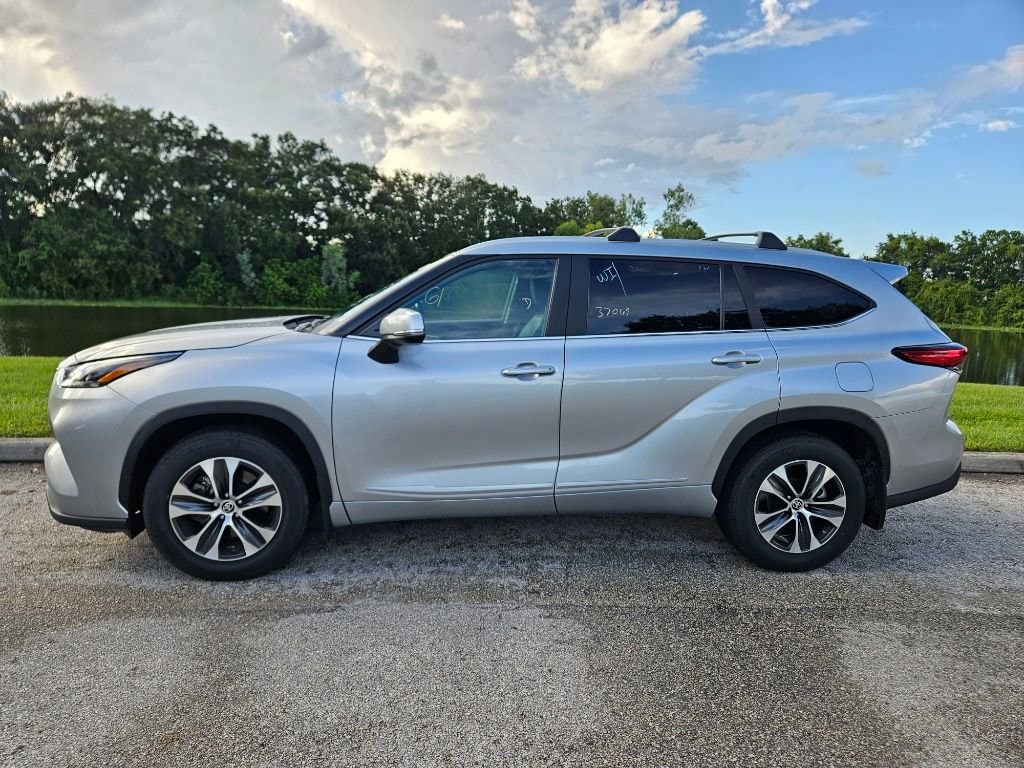 Used 2023 Toyota Highlander XLE with VIN 5TDKDRAH4PS004095 for sale in Orlando, FL