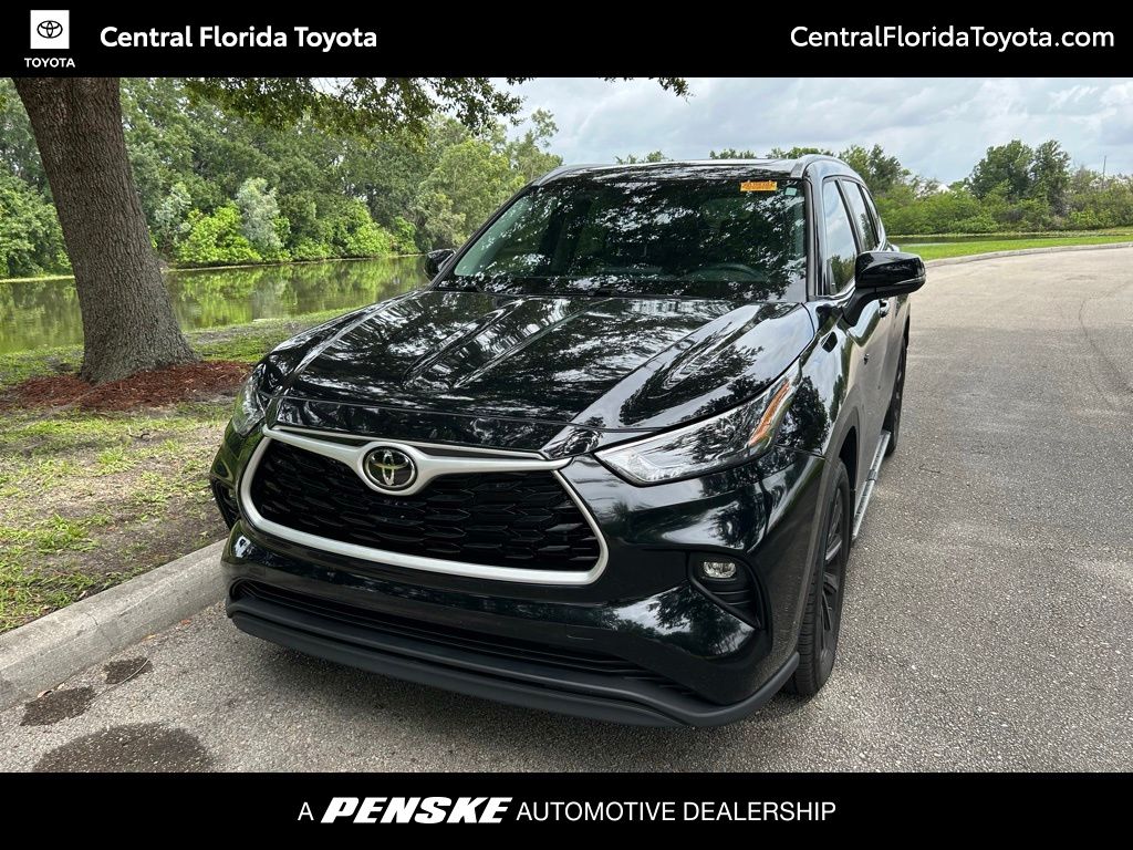 2024 Toyota Highlander XLE FWD's photo