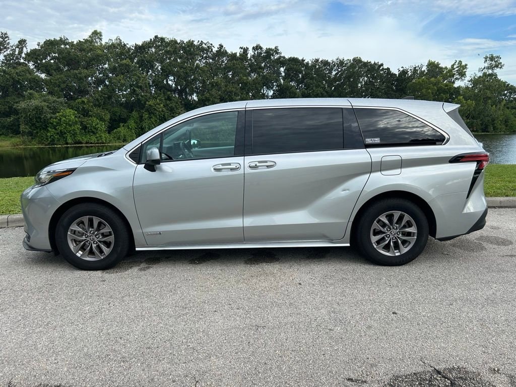 Used 2021 Toyota Sienna LE with VIN 5TDKRKEC9MS018304 for sale in Orlando, FL