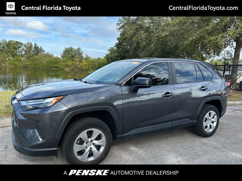 2023 Toyota RAV4 LE's photo