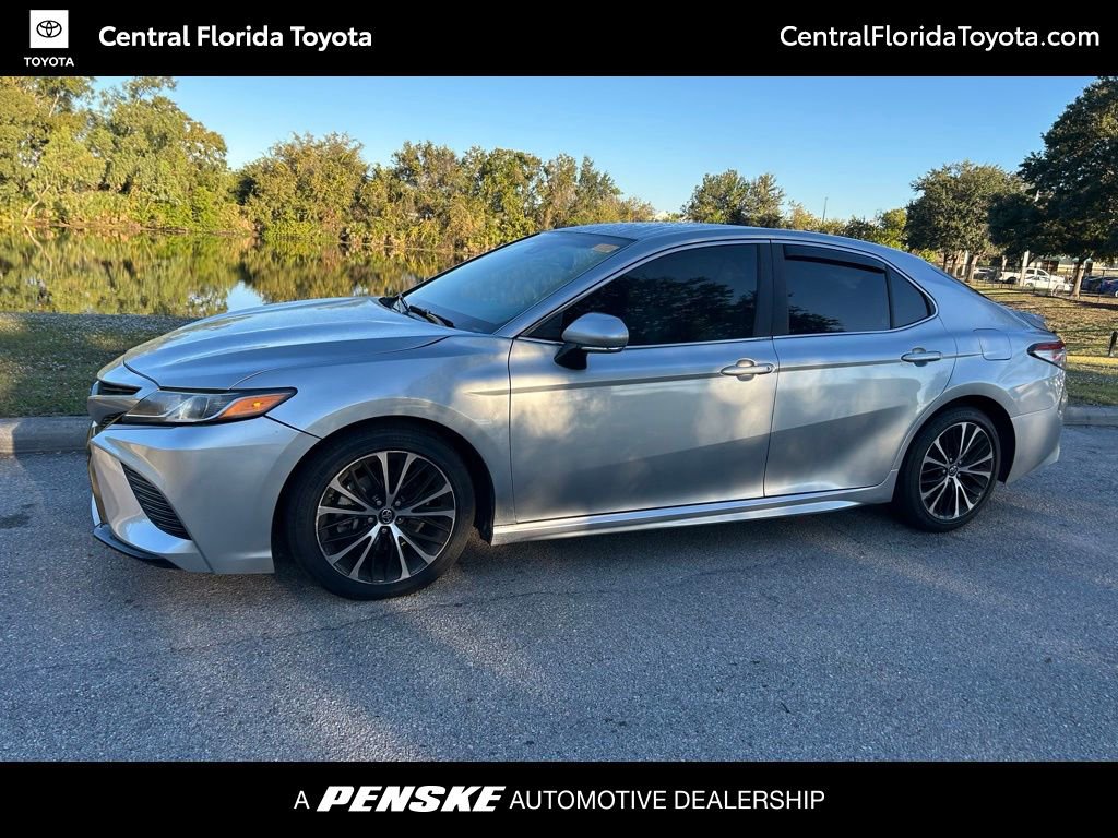 2018 Toyota Camry SE's photo