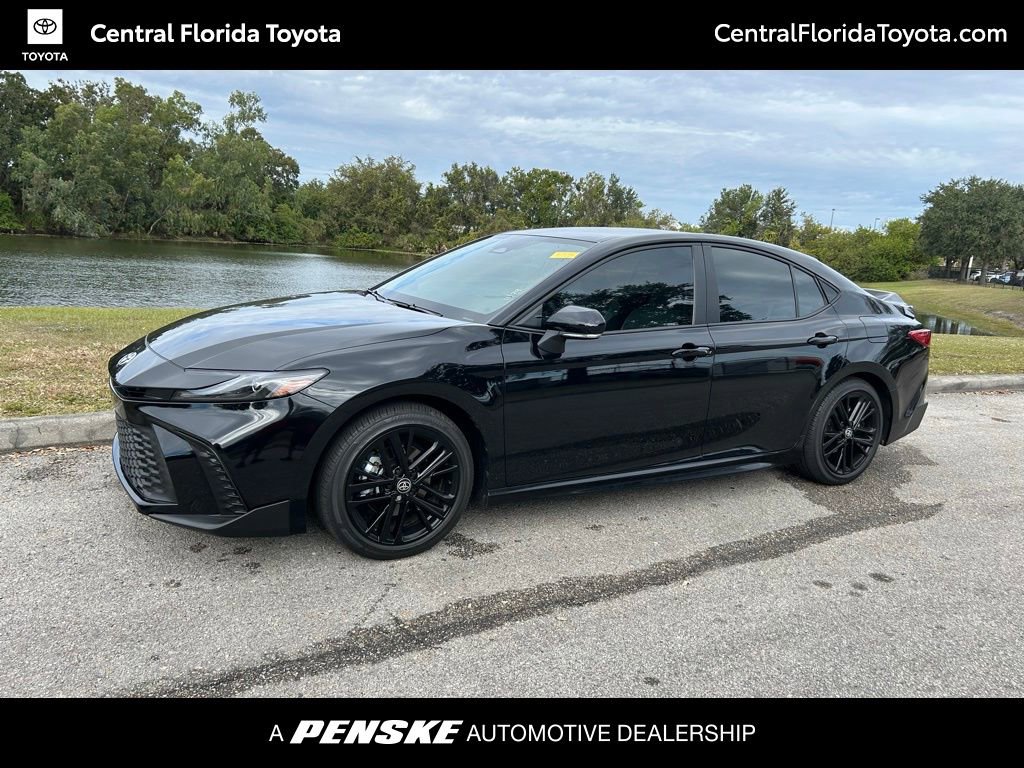 2025 Toyota Camry SE's photo