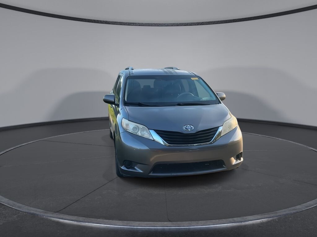 Used 2014 Toyota Sienna LE Minivan/Van