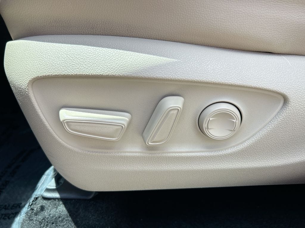 2023 Toyota Highlander XLE - Photo 12