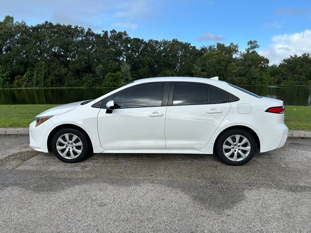 2021 Toyota Corolla LE photo 2