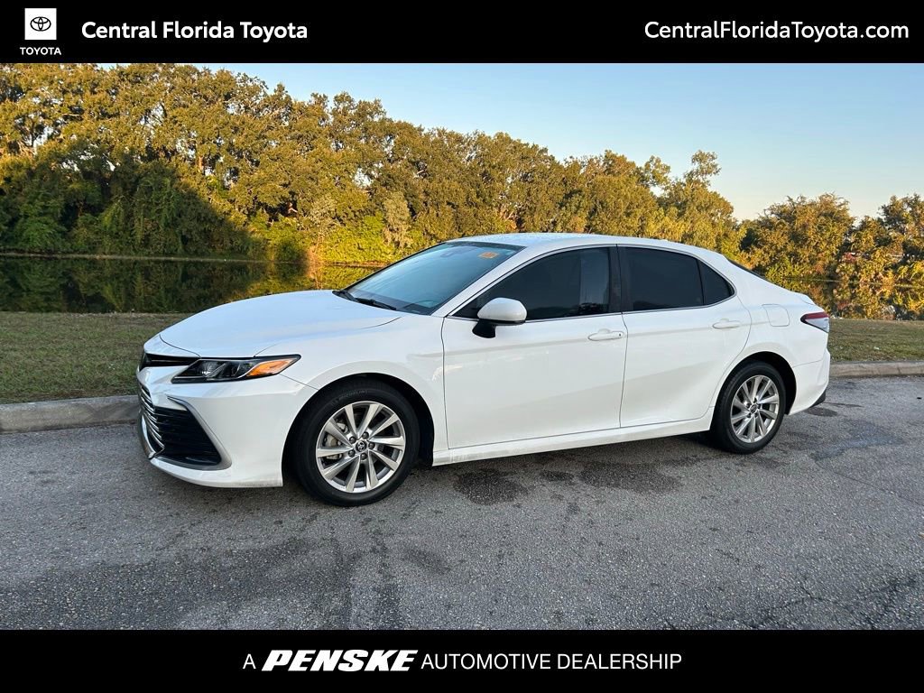 2023 Toyota Camry LE's photo