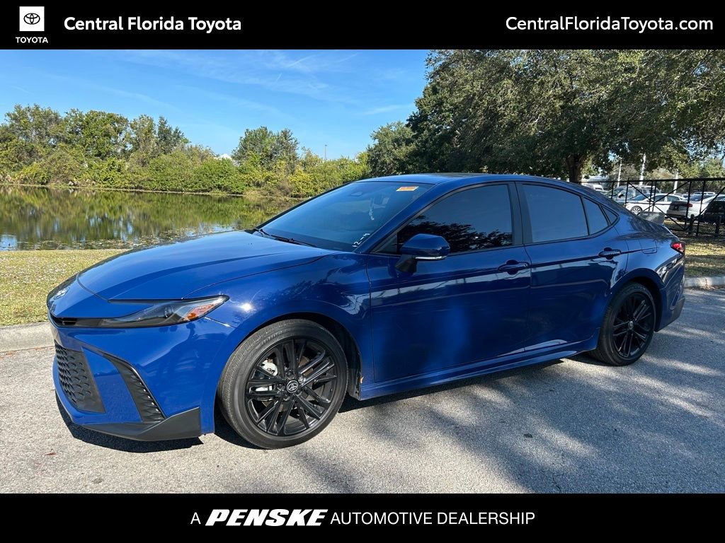 2025 Toyota Camry SE's photo