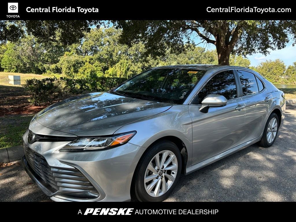 2023 Toyota Camry LE's photo