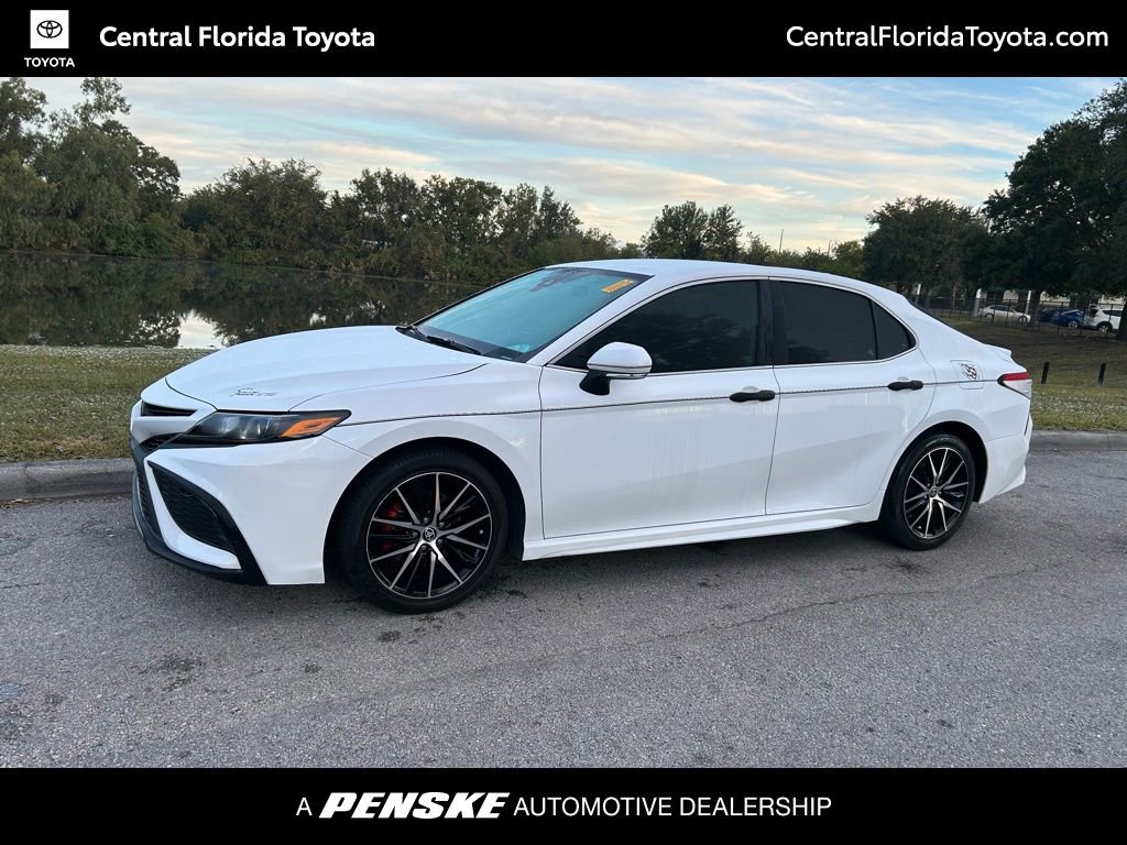 2024 Toyota Camry SE's photo