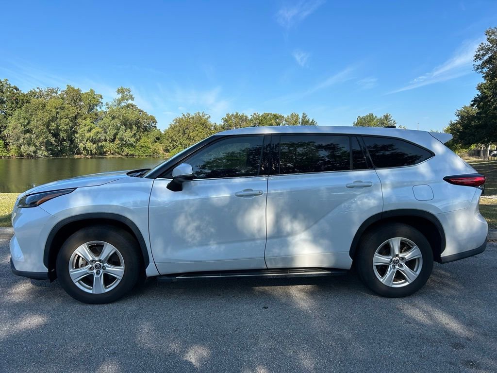2022 Toyota Highlander LE photo 2