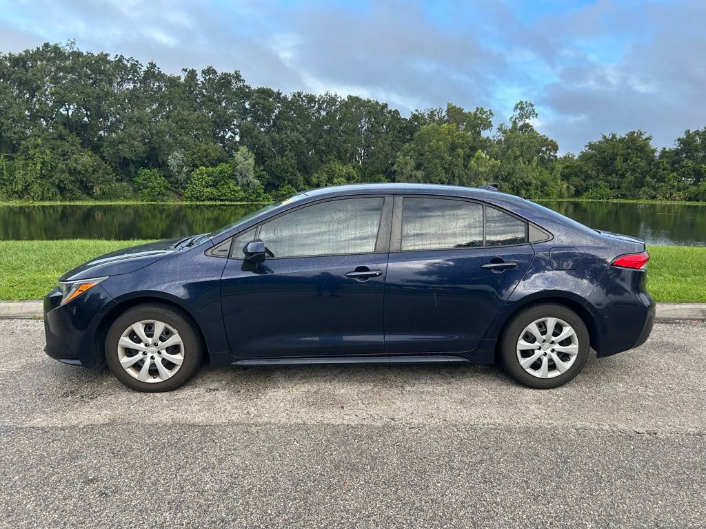 2022 Toyota Corolla LE photo 2