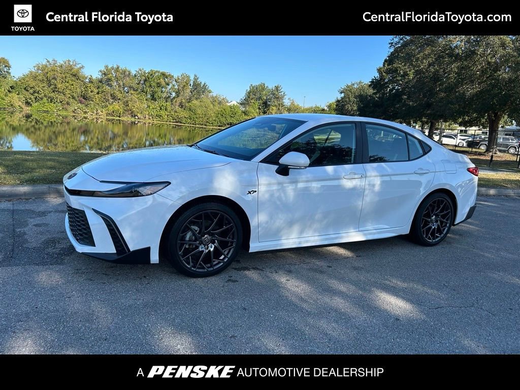 2025 Toyota Camry SE's photo