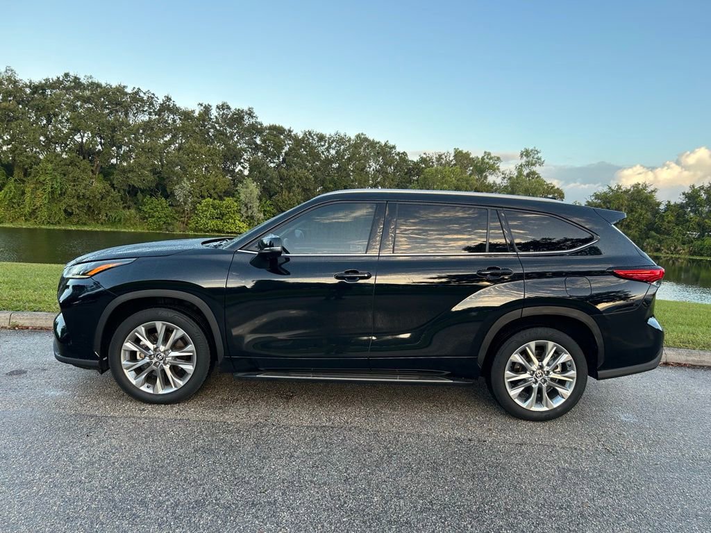 2023 Toyota Highlander Limited photo 2