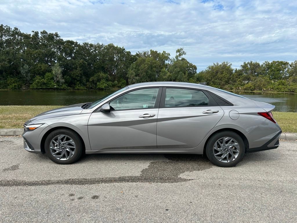 2024 Hyundai Elantra SEL photo 2