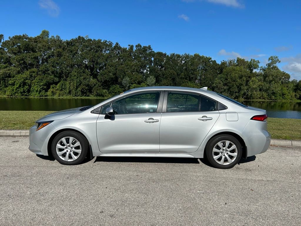2025 Toyota Corolla LE photo 2
