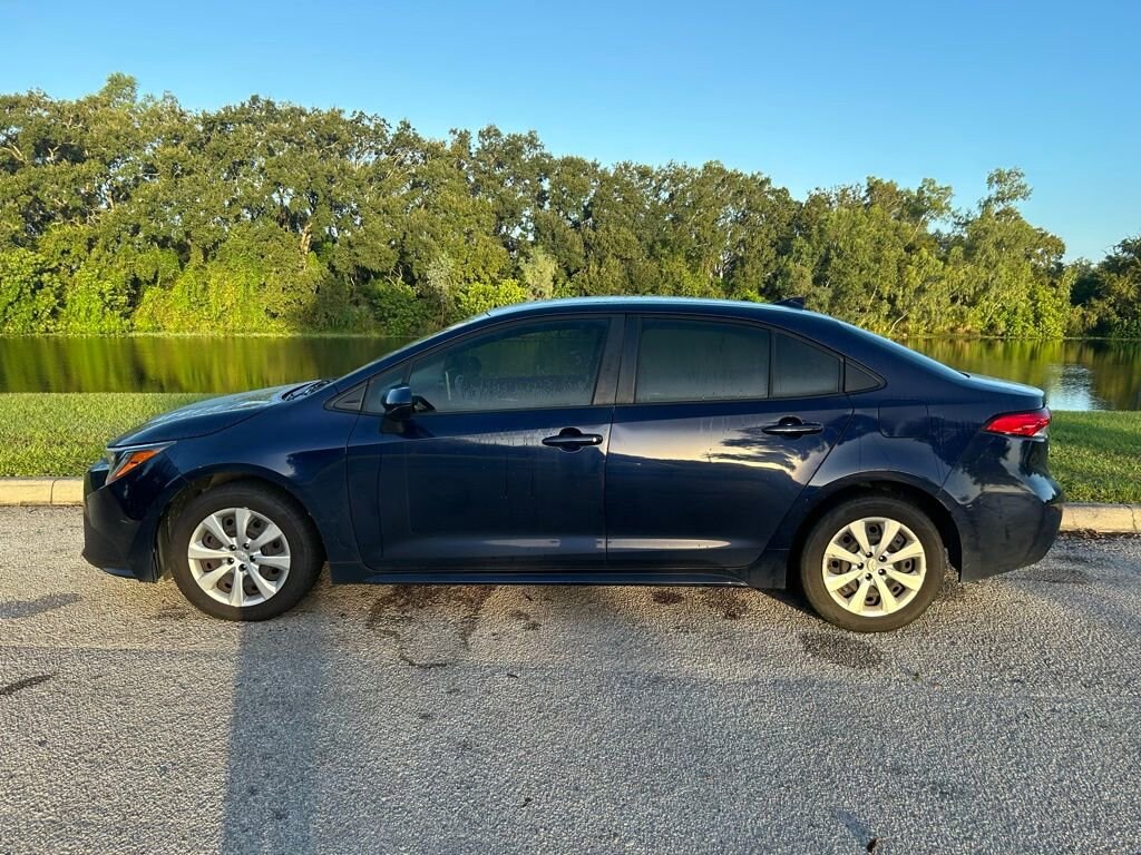 2021 Toyota Corolla LE photo 2