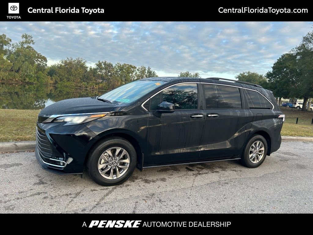 2024 Toyota Sienna XLE's photo