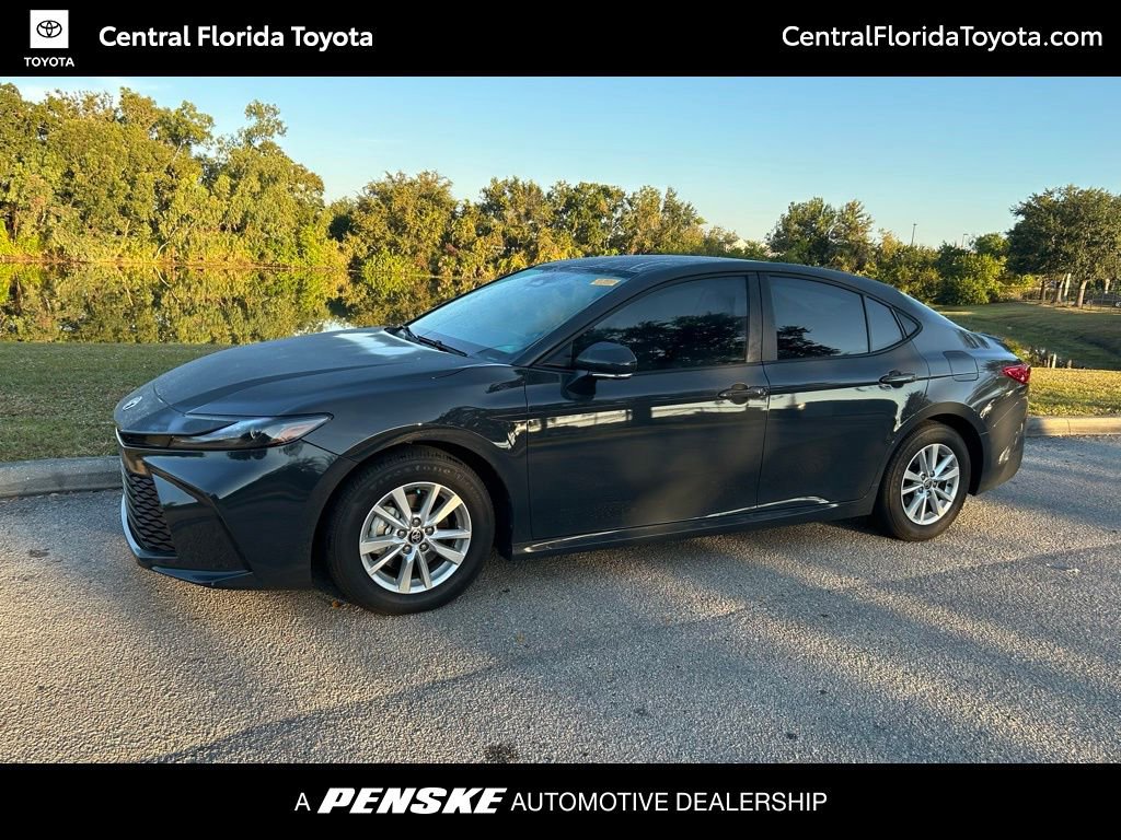 2025 Toyota Camry LE's photo