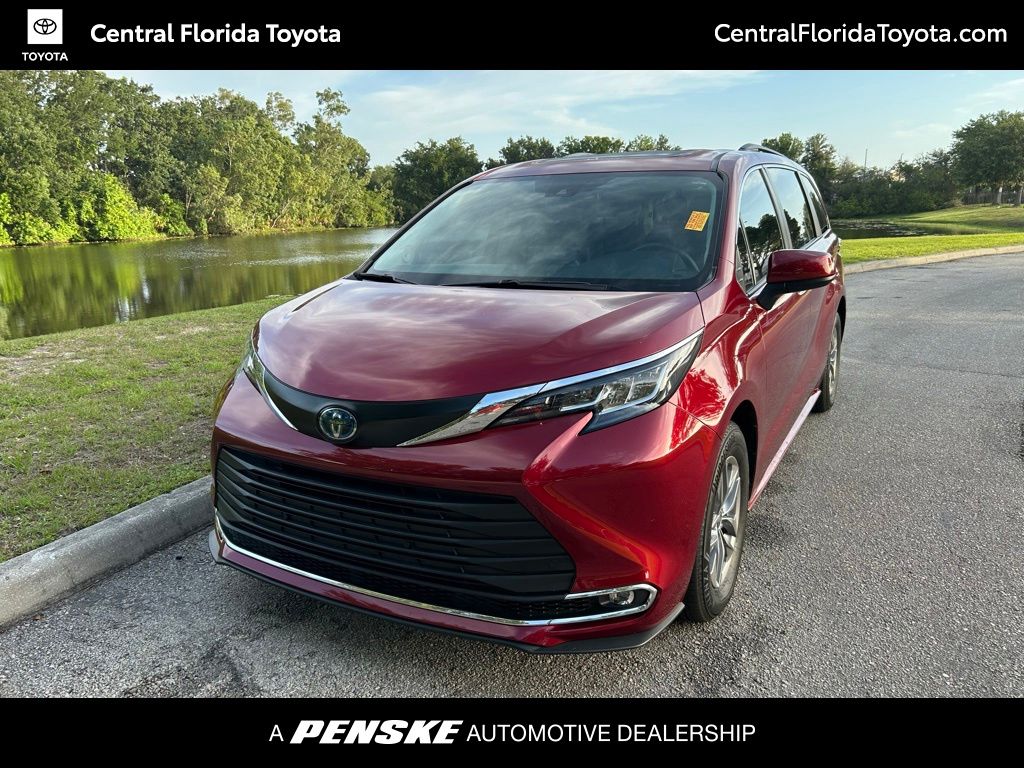 2022 Toyota Sienna XLE 7-Passenger Hybrid FWD's photo