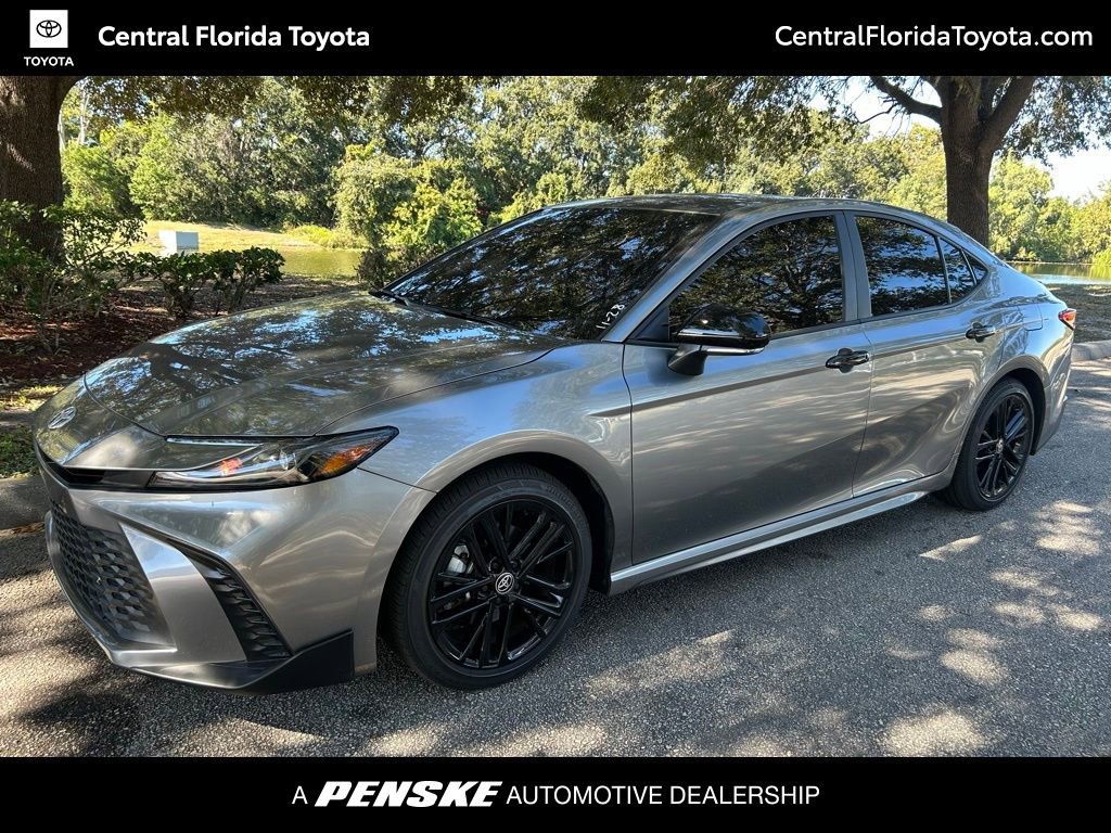 2025 Toyota Camry SE's photo