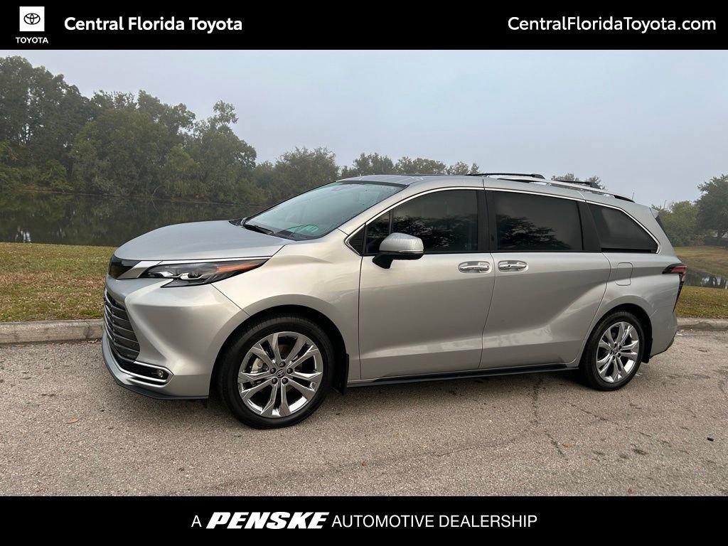 2024 Toyota Sienna Platinum's photo