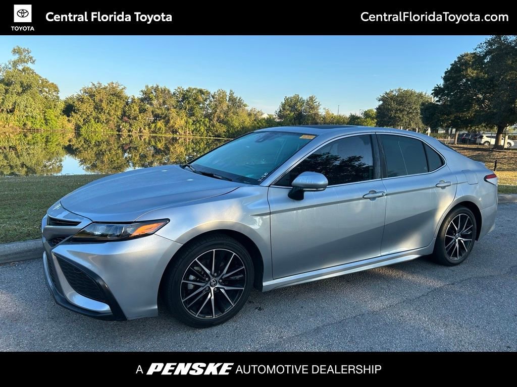 2024 Toyota Camry SE's photo