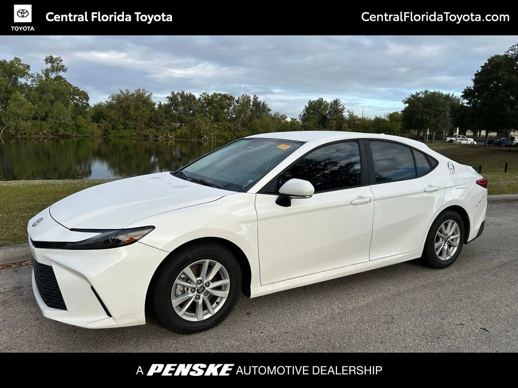 2025 Toyota Camry LE's photo
