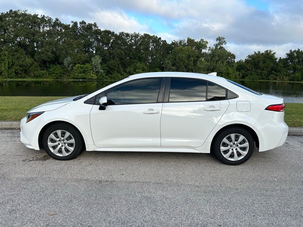 2022 Toyota Corolla LE photo 2