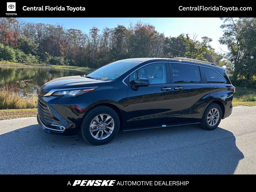 2024 Toyota Sienna XLE's photo