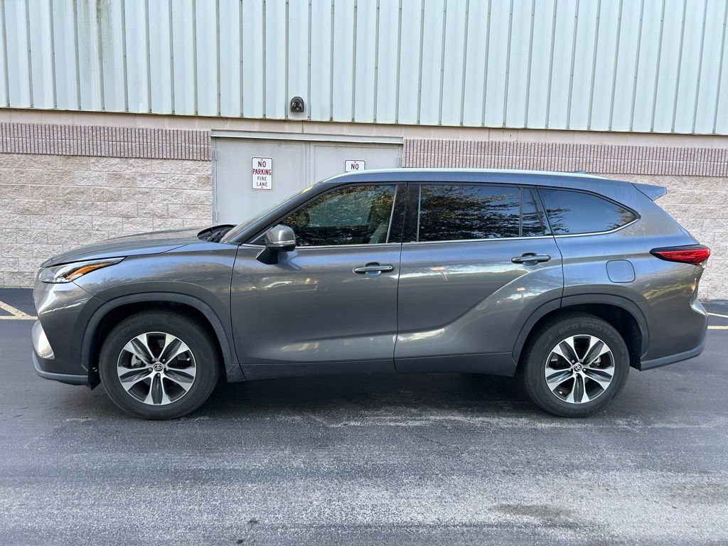 2022 Toyota Highlander XLE photo 2