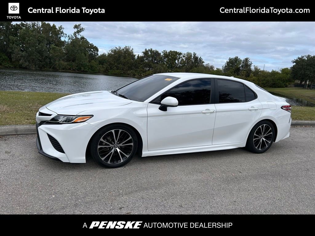 2020 Toyota Camry SE's photo