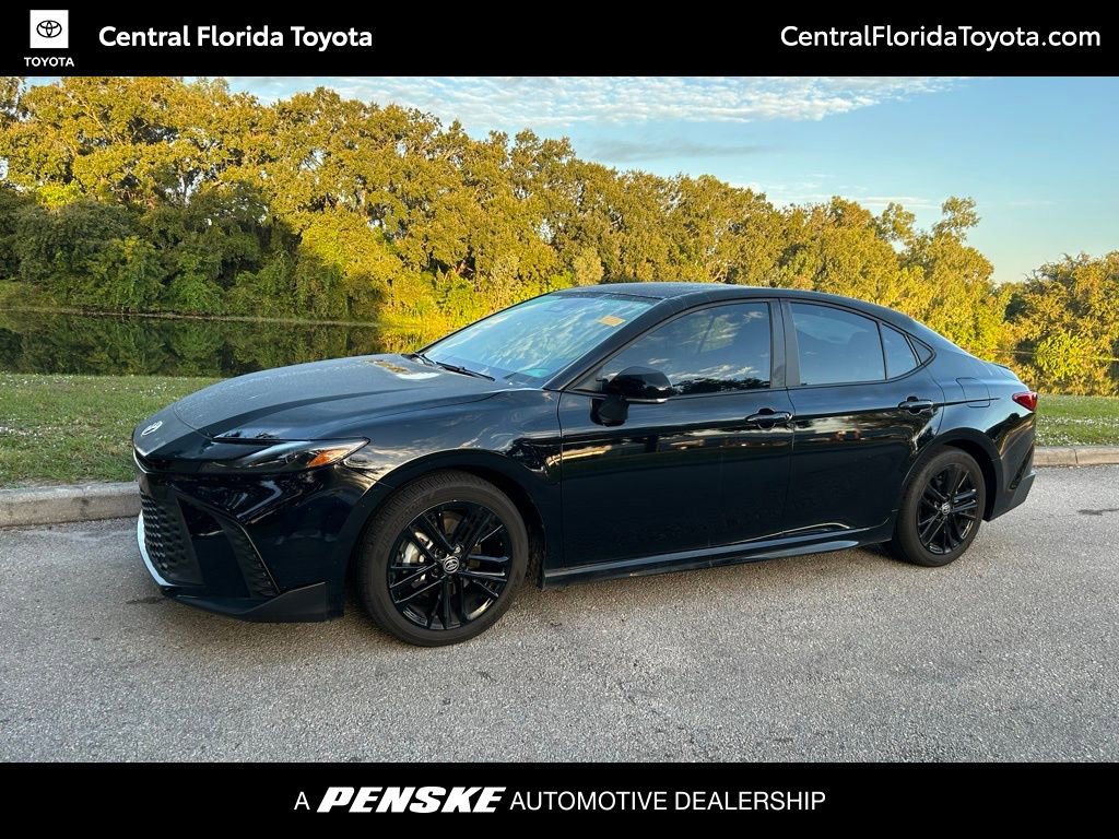 2025 Toyota Camry SE's photo