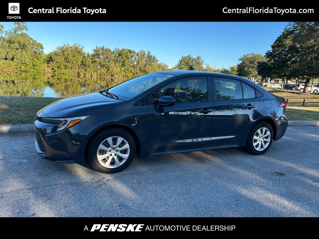 2025 Toyota Corolla LE's photo