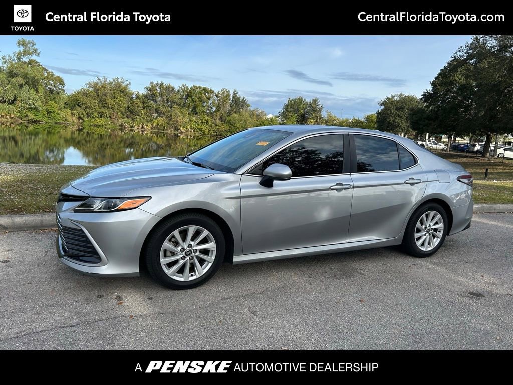 2022 Toyota Camry LE's photo