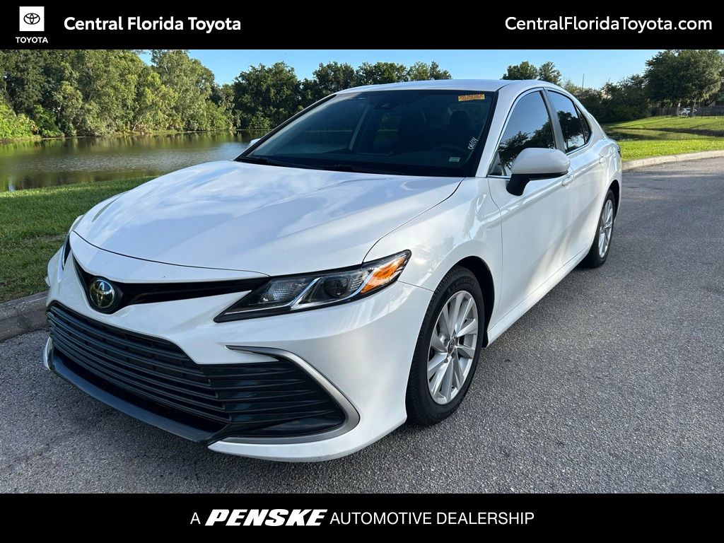 2023 Toyota Camry LE's photo