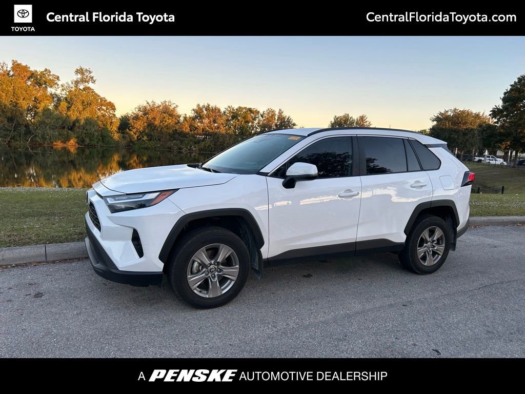 2025 Toyota RAV4 XLE's photo