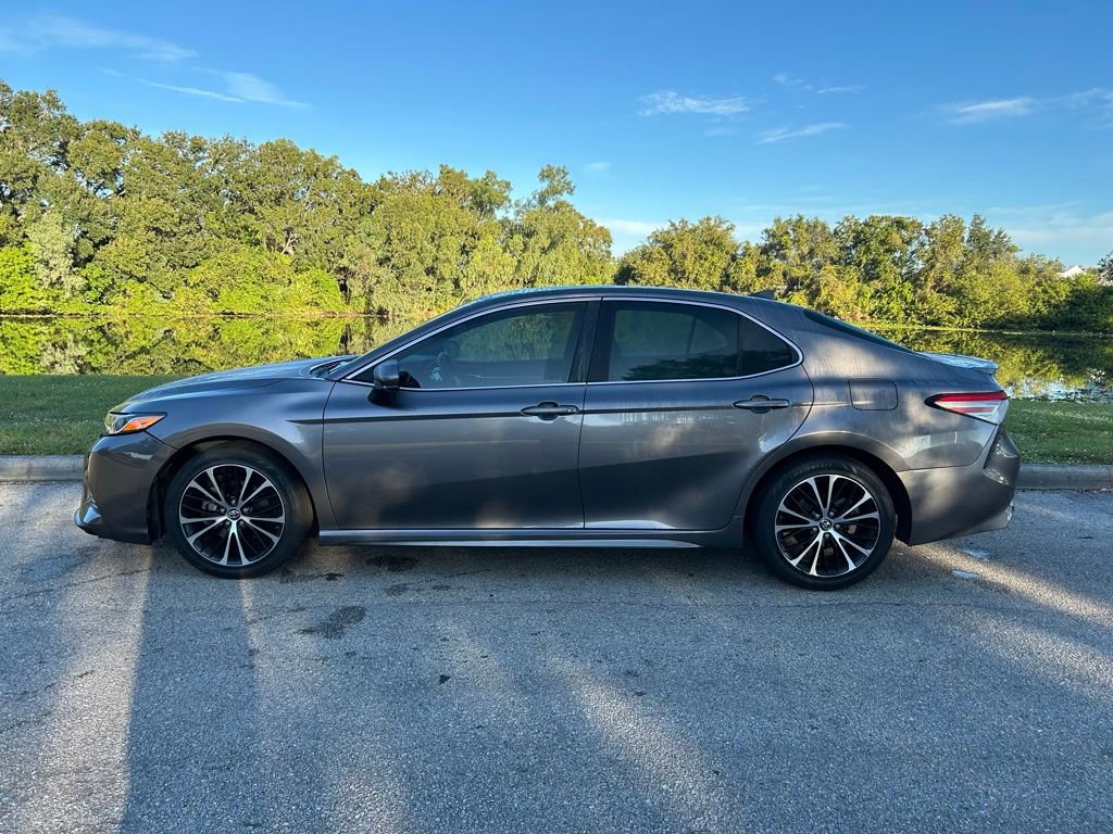 2019 Toyota Camry SE photo 2
