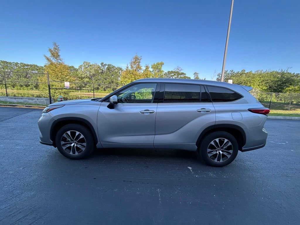 Used 2022 Toyota Highlander XLE with VIN 5TDGZRAH6NS129698 for sale in Orlando, FL