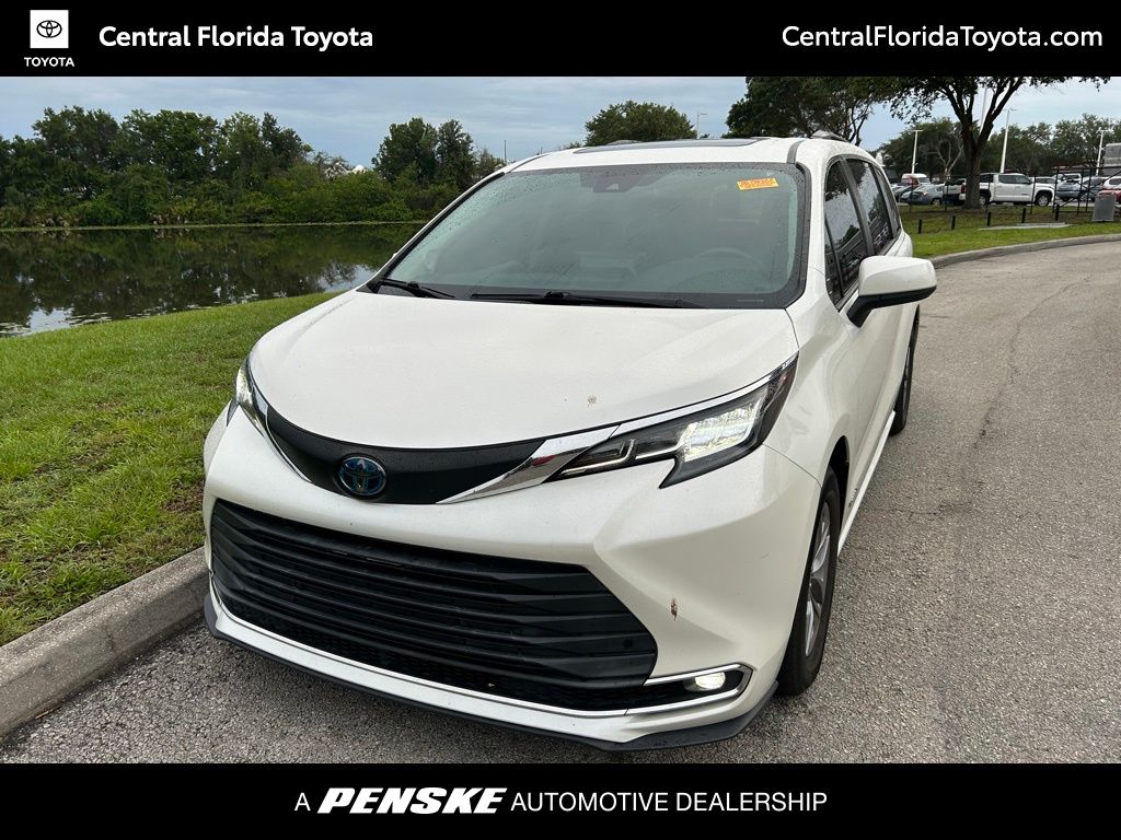 2021 Toyota Sienna XLE 7-Passenger Hybrid FWD's photo