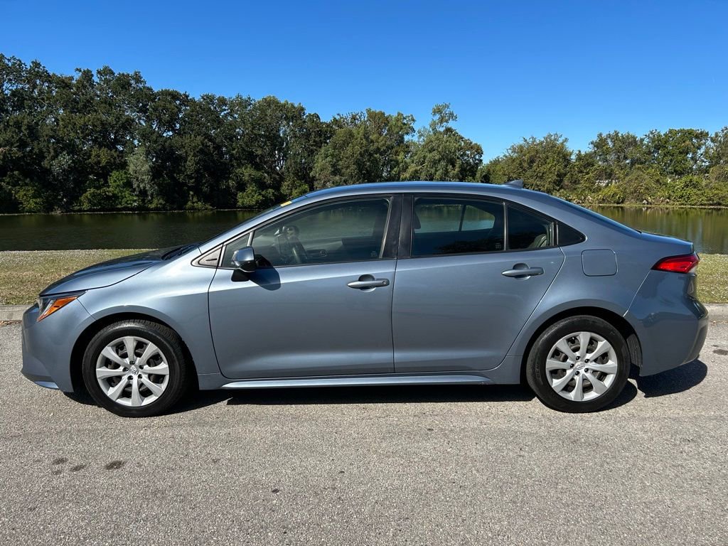 2022 Toyota Corolla LE photo 2
