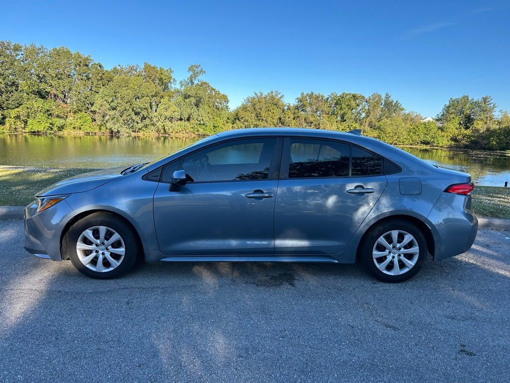 2021 Toyota Corolla LE photo 2