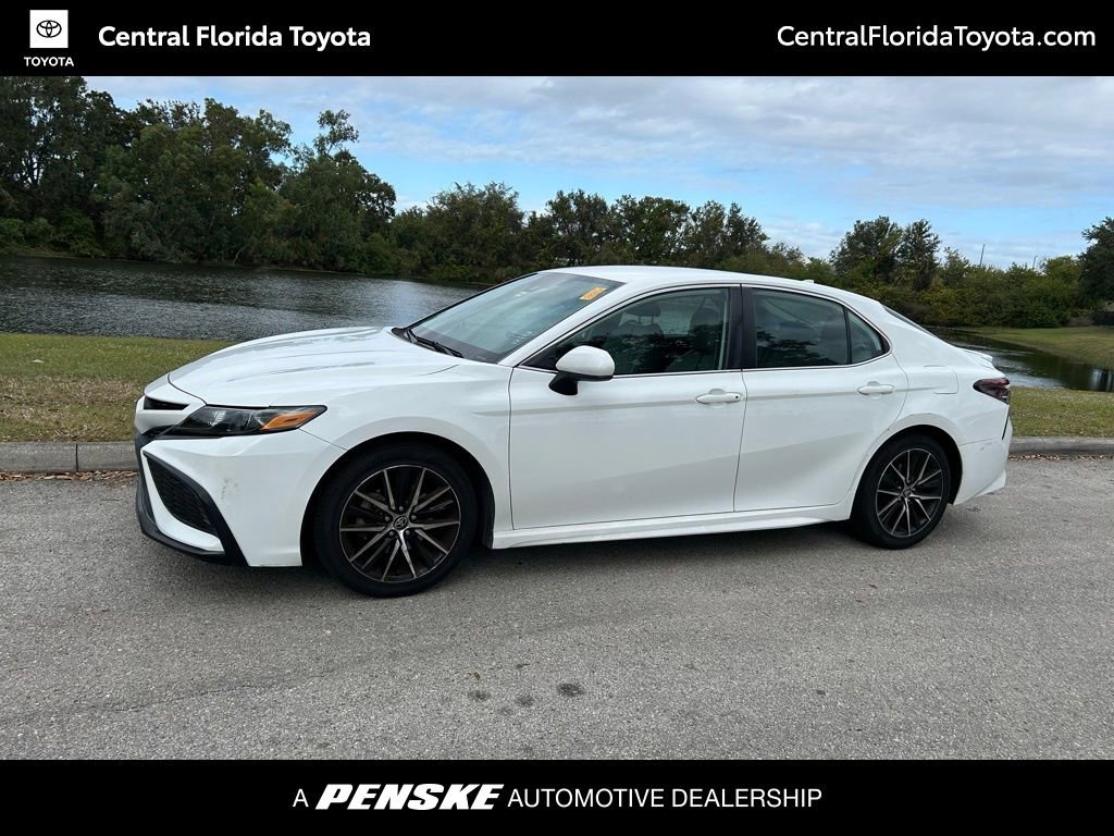 2021 Toyota Camry SE's photo