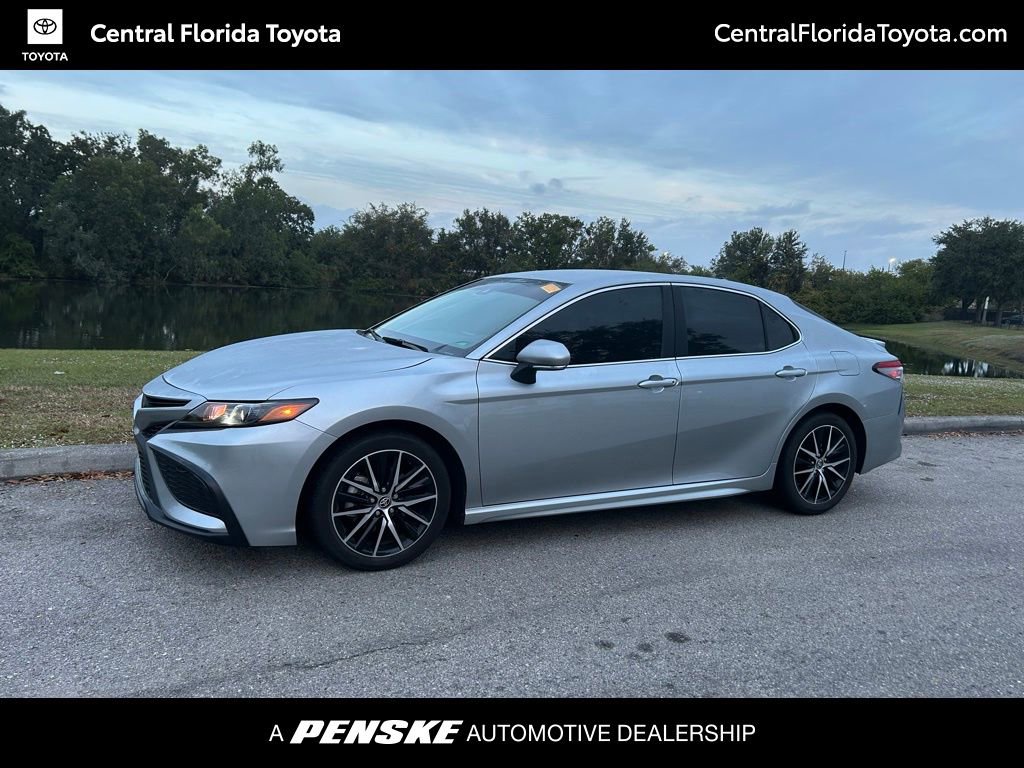2023 Toyota Camry SE's photo