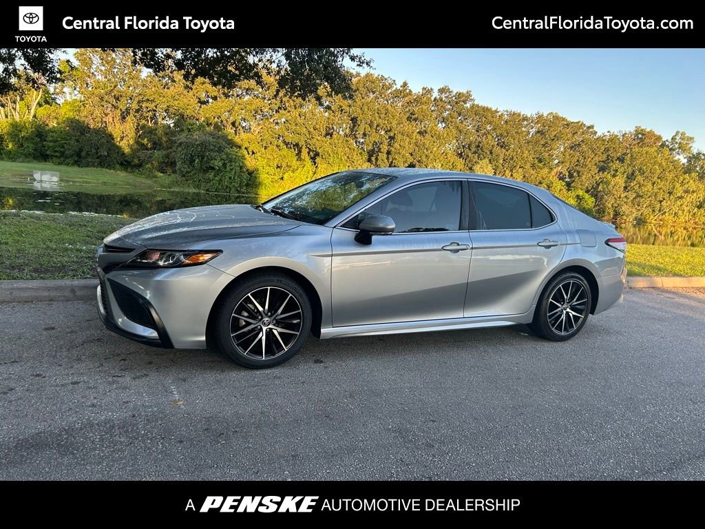 2024 Toyota Camry SE's photo