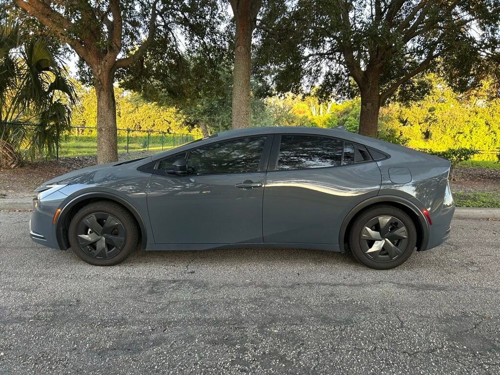2024 Toyota Prius LE photo 2