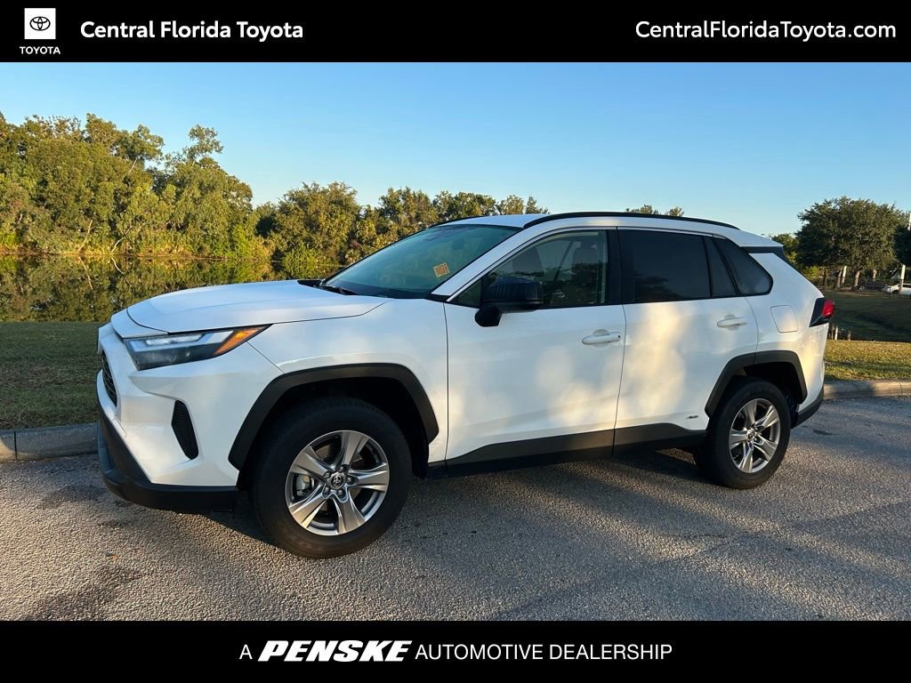 2025 Toyota RAV4 LE's photo