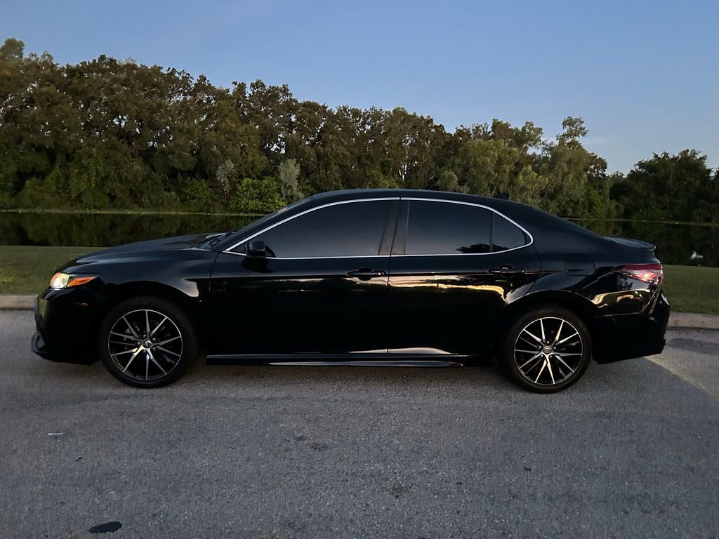 2021 Toyota Camry SE photo 2