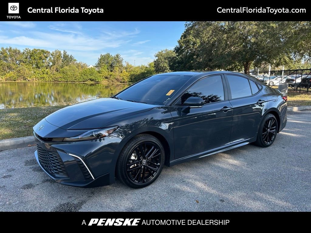 2025 Toyota Camry SE's photo