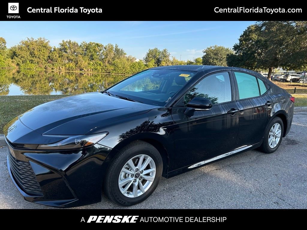 2025 Toyota Camry LE's photo